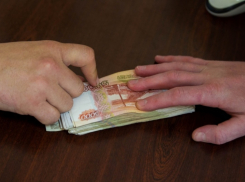 Взявшего взятку в 500 тысяч рублей полицейского будут судить в Ростове