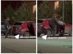 Мужчина из Аксая разбил машину своей «бывшей», поскольку она не открыла ему дверь