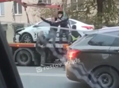 Появилось видео жесткого задержания полицейскими буйного водителя такси