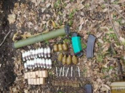 Опасный тайник с целым арсеналом оружия и боеприпасов организовал мужчина в ростовской роще