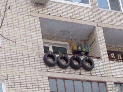 Свисающие с балкона многоэтажки автомобильные шины удивили и позабавили жителей Ростова
