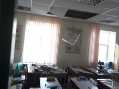 «Потолок обрушился на головы наших детей», - ростовчане в ужасе от качества ремонта в школе