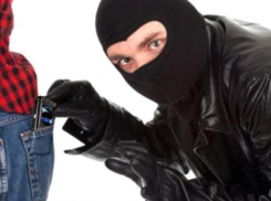 Нахальный грабитель прикарманил телефон своей шапочной знакомой на улице в Ростове