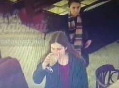 Юные и жадные барышни-аферистки попали на камеры видеонаблюдения в кафе Ростова