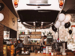 Раритетный автомобиль на потолке испугал посетителей бара в Ростове