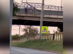 В Шахтах полицейские спасли девушку от смертельного прыжка с моста