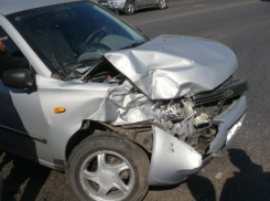 Автоледи в Ростовской области с ребенком в салоне врезалась в стоящий грузовик