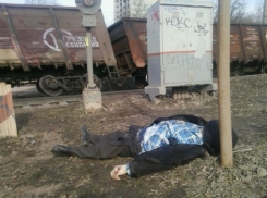 Странный мужчина погиб под колесами поезда в Ростовской области