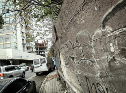 «Чиновники ждут обрушение»: ростовчанка пожаловалась на аварийное состояние подпорной стены