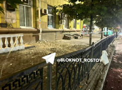 В центре Ростова обрушился старинный фасад на Ворошиловском