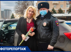 «Цветочный патруль»: работники ГИБДД и дети поздравили ростовчанок с праздником