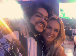 Сексуальную блондинку из Ростова «выдали замуж» за счастливого Филиппа Киркорова