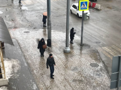 Проделки обезумевшей стихии: ледяной дождь превратил в каток дороги в Ростове