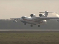 Эффектное приземление суперсовременного самолета МЧС в Ростове попало на видео