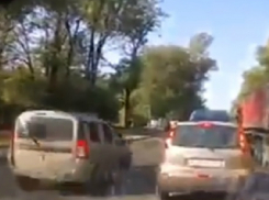 Эпичный проезд по встречке  спешащего навстречу приключениям водителя попал на видео в Ростове