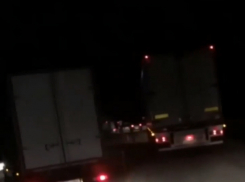 Необычные развлечения водителей в пробке на трассе М-4 в Ростовской области попали на видео