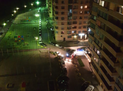 Припаркованные во дворе дома в Ростове машины помешали пожарным проехать к месту ЧП