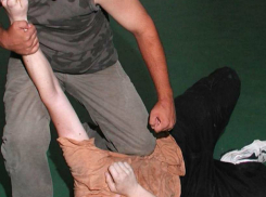 Мужчина избил соседа по площадке до полуобморочного состояния в Ростовской области