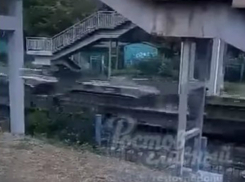 Проехавшая по железной дороге колонна военной техники напугала жителей Ростова на видео