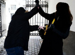 Безоружный полицейский кстати проходил мимо и спас женщину от преступника с ножом Ростове