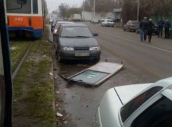 Отвалившаяся у трамвая дверь повредила четыре авто под Ростовом