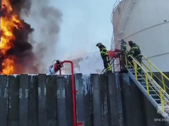 На атакованной дронами нефтебазе в Ростовской области произошла разгерметизация второго резервуара
