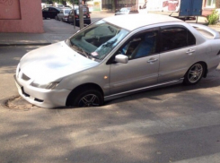 В центре Ростова Mitsubishi Lancer провалился в дорожную яму