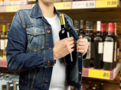 Пару бутылок алкоголя и мобильник продавца вынес запоздалый покупатель из магазина Ростова