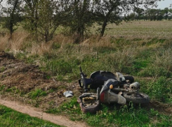 Мужчина без мотошлема разбился на скутере в Ростовской области