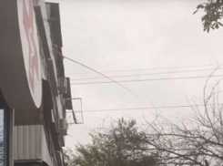 Веселый ростовчанин удил рыбку прямо из окна многоэтажки