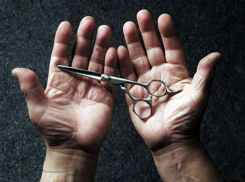 Невменяемый мужчина попытался зарезать маникюрными ножницами прихожанина храма в Ростове