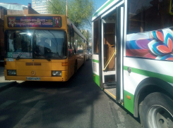 Транспортный коллапс  из-за столкновения автобусов в центре Ростова выгнал водителей на тротуары