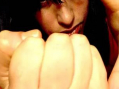 Защиты от агрессивной девушки, бросающейся на прохожих с кулаками, потребовали жители Батайска