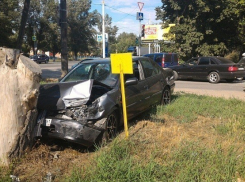 В Новочеркасске «Ниссан» протаранил «семерку» и дерево