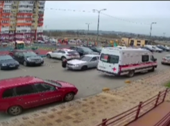 В Ростове во дворе многоквартирного дома автомобиль сбил ребёнка 