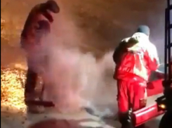 Технология выпаривания луж горячим асфальтом попала на видео в Ростове