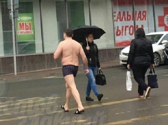 Обнаженный «любовник» в шлепанцах устроил удивившую жителей Ростова вылазку под дождем