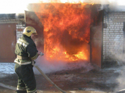 Частный гараж вместе с машиной и водителем загорелся в Ростовской области