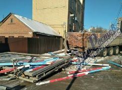 Фура с кирпичом сползла по льду и уничтожила щит в Ростове
