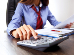 Главбух средней школы в Ростовской области 2 года выводила бюджетные деньги на свою банковскую карту