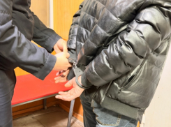 Грабитель проник в квартиру, избил женщину и похитил больше полумиллиона рублей в Ростове