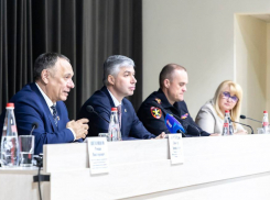 Алексей Логвиненко в ходе выездной встречи поблагодарил жителей за вклад в развитие города, а они его — за работу