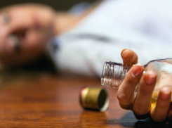 Семейная пара насмерть отравилась «паленым» алкоголем в Ростовской области