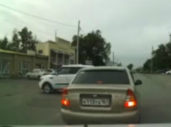 Смелая попытка маленькой иномарки сбежать от своих хозяев на парковке под Ростовом попала на видео