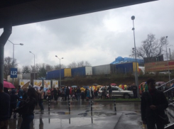 Покупатели не могут покинуть территорию ТЦ «Мега» из-за пробки и столпотворения, вызванного сообщением о заминировании 