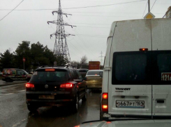 Грандиозные пробки на дорогах Ростова сфотографировали шокированные водители