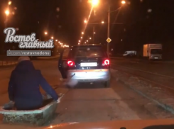 Ростовчанин прокатился в ванной по улицам и попал на видео