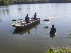 В Цимлянске водолазы готовились искать мужчину под водой, а он оказался жив и стоял у дороги