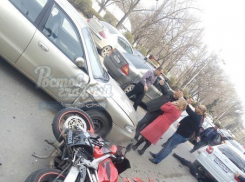 На Стачках в Ростове мотоциклист сломал ноги в результате ДТП