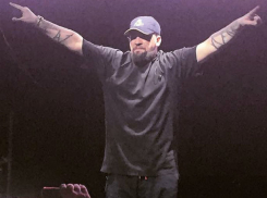 «Невыносимо крутые» видео «лучшего концерта в жизни» ростовчан выложил Баста